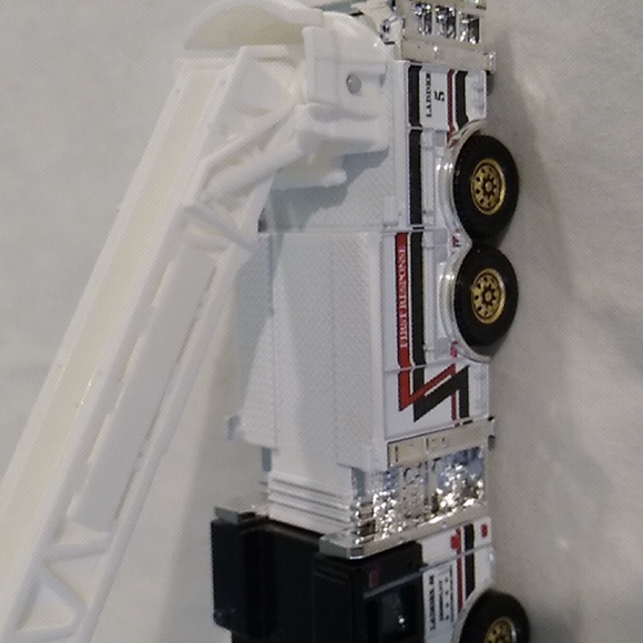 SALE! 2009 Mattel Matchbox Jensen Fire Dept. Ladder 5 - Picture 14 of 17